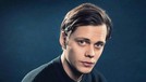 Bill Skarsgard adalah aktor yang berperan sebagai badut Pennywise dalam sekuel film It&colon; Chapter 2&period; Berikut ini potret Bill saat tidak menjadi Pennywise&period;