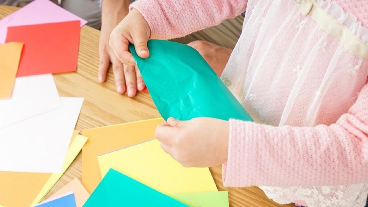 Seni melipat kertas menjadi salah satu permainan yang mudah dan menyenangkan lho, Bunda. Nah, supaya hasilnya lebih bagus, lihat tips berikut yuk.