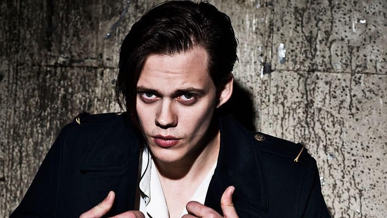 Bill Skarsgard adalah aktor yang berperan sebagai badut Pennywise dalam sekuel film It: Chapter 2. Berikut ini potret Bill saat tidak menjadi Pennywise.