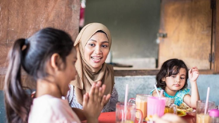 Jelang berbuka puasa, ajarkan anak empat doa pendek berikut ini yuk, Bun!