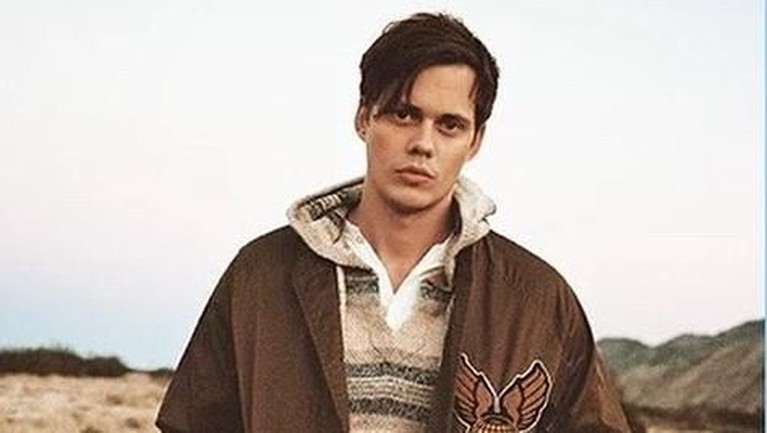 Bill Skarsgard adalah aktor yang berperan sebagai badut Pennywise dalam sekuel film It: Chapter 2. Berikut ini potret Bill saat tidak menjadi Pennywise.