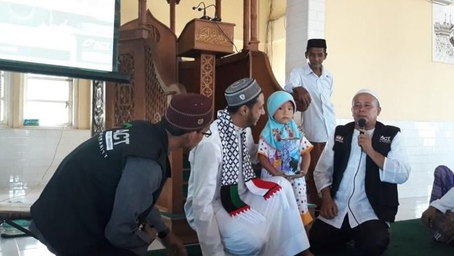 Khanza Talita Ulfa (5) trenyuh mendengar cerita tentang penderitaan warga Palestina yang dijajah Israel. Dia ingin membantu, tapi hanya punya celengan haji.