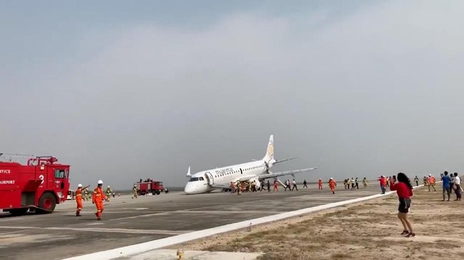 Pesawat maskapai Myanmar Airlines mendarat darurat di Bandara Mandalay karena roda depan tidak berfungsi.
