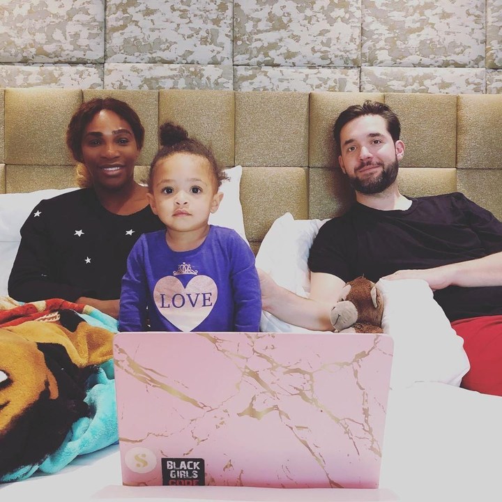 Tanpa menulis apapun, Serena Williams membagikan momen Hari Ibu bersama sang suami, Alexis Ohanian dan putrinya, Alexis Olympia Ohanian saat sedang bersantai. Sweet ya, Bun? (Foto: Instagram @serenawilliams)