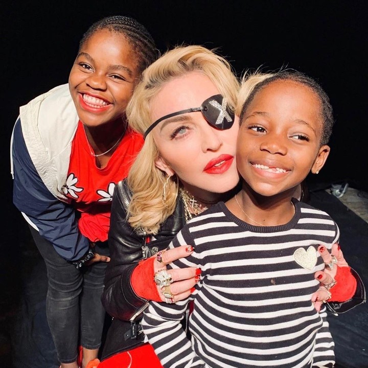 Penyanyi lagu <em>Hung Up</em> ini ikut mengucapkan selamat Hari Ibu kepada semua ibu dengan membagikan foto bersama anak-anaknya. (Foto: Instagram @madonna)