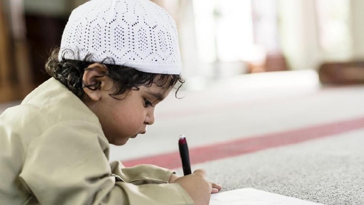 Mengajarkan Nilai Disiplin pada Anak Melalui Puasa Ramadhan Lewat kebiasaan puasa seharian akan menjadikan si kecil lebih disiplin, bun. Dimana nantinya membawa dampak positif untuk kehidupannya.