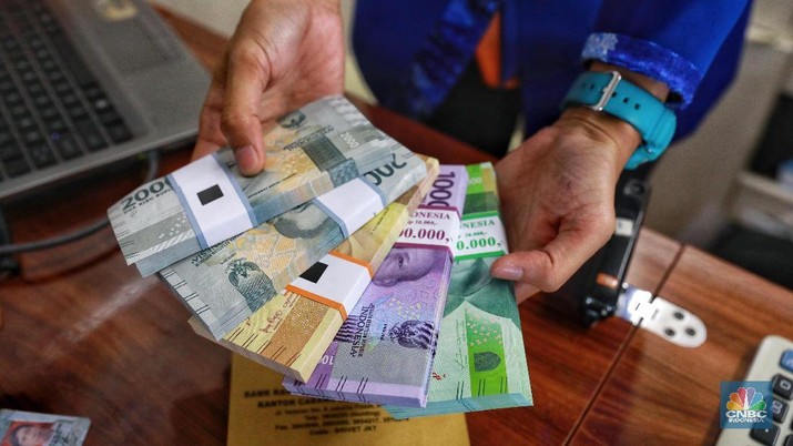 Warga menukarkan sejumlah uang di mobil kas keliling dari sejumlah bank yang terparkir di Lapangan IRTI Monas, Jakarta, Senin (13/5/2019). (CNBC Indonesia/Andrean Kristianto)