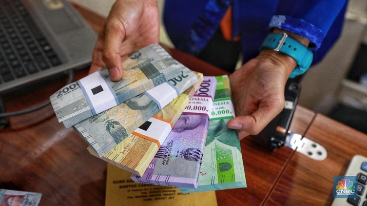 Warga menukarkan sejumlah uang di mobil kas keliling dari sejumlah bank yang terparkir di Lapangan IRTI Monas, Jakarta, Senin (13/5/2019). (CNBC Indonesia/Andrean Kristianto) Warga menukarkan sejumlah uang di mobil kas keliling dari sejumlah bank yang terparkir di Lapangan IRTI Monas, Jakarta, Senin (13/5/2019). (CNBC Indonesia/Andrean Kristianto)