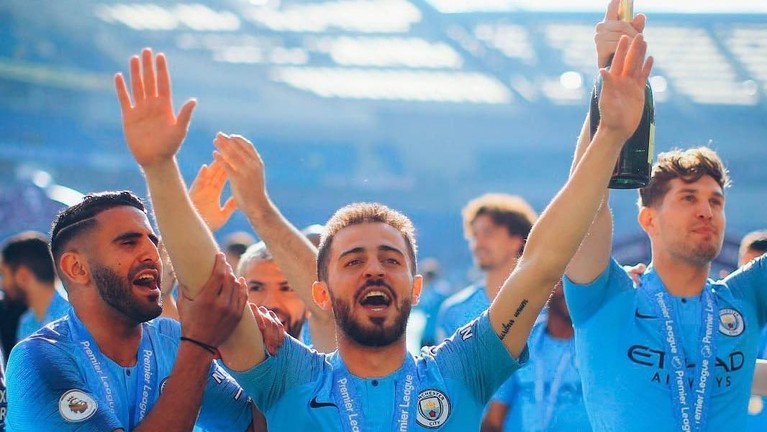 Selebrasi Manchester City Saat Raih Gelar Juara Liga Inggris Galeri Foto perayaan Manchester City usai mengalahkan Liverpool dalam perebutan gelar juara Liga Inggris 2018-2019.