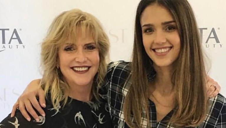 Ucapan manis para selebriti Hollywood dalam merayakan Hari Ibu Internasional 2019. Ada siapa saja? Berikut Insertlive sajikan.