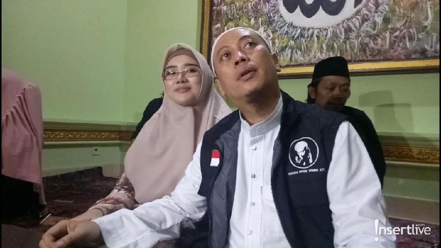 Opick mempersilahkan orang-orang yang ingin menyaksikan rambut Nabi Muhammad SAW dan membuat rumahnya jadi tempat ziarah.