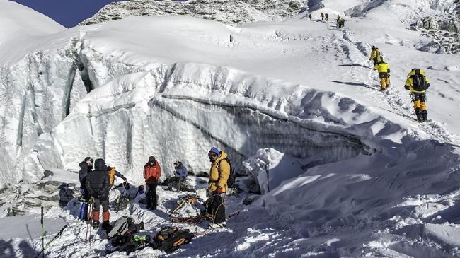 Mayat-mayat pendaki dibiarkan bergeletakan di sepanjang rute pendakian Gunung Everest. Mayat jadi pemandangan umum di puncak gunung tertinggi dunia itu.