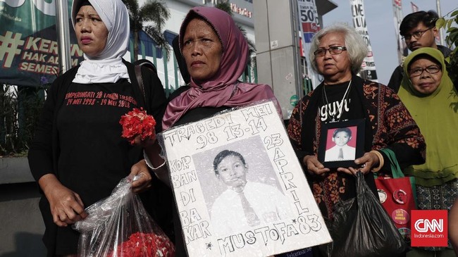 Ikatan Keluarga Orang Hilang (Ikohi) minta Presiden Joko Widodo segera memberikan status terhadap 13 orang yang hilang dalam Kerusuhan Mei 1998.