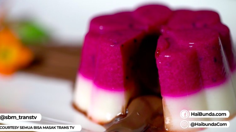 Puding dengan warna putih dan ungu ini cocok banget dijadikan dessert dalam menu buka puasa.