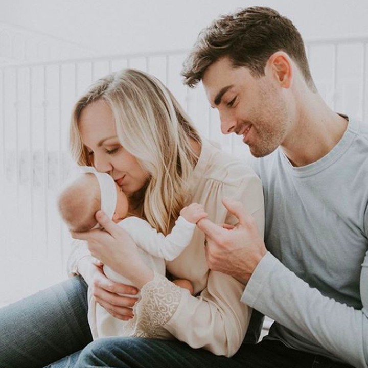 <p>Pada 14 April, Hayley Webb dan suaminya yang merupakan penyanyi musik country, Cody Webb menyambut anak pertama mereka. Si gadis kecil diberi nama Josie Layne. (Foto: Instagram/ @codywebb)  </p>