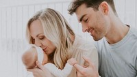 <p>Pada 14 April, Hayley Webb dan suaminya yang merupakan penyanyi musik country, Cody Webb menyambut anak pertama mereka. Si gadis kecil diberi nama Josie Layne. (Foto: Instagram/ @codywebb)  </p>