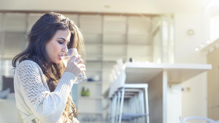 Meminum banyak air akan membuat perut kembung. Intip caranya yuk, Bun, agar tubuh terhidrasi tanpa sakit perut.