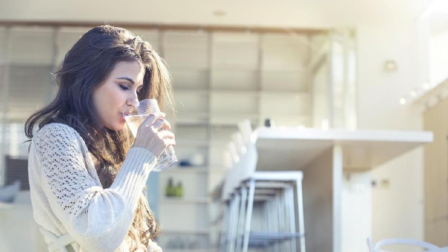 Tips Memenuhi Asupan Air Putih Selama Puasa Tanpa Merasa Kembung