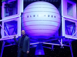Jeff Bezos Lelang Tiket ke Luar Angkasa! Terjual Rp 397 M