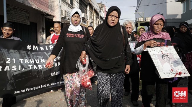Keluarga korban tragedi 1998 menilai penegakan hukum akan berjalan baik ketika pemerintah tidak diisi para terduga pelaku pelanggar HAM berat.