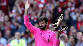 Alisson Rebut Nomor Punggung 1 Liverpool dari Karius
