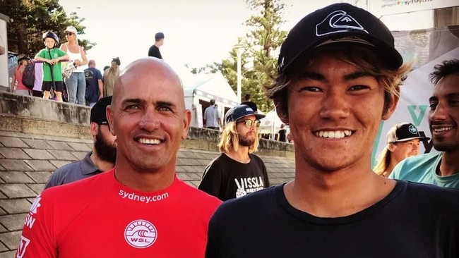 Peselancar Indonesia, Rio Waida, secara mengejutkan berhasil mengalahkan juara dunia dua kali, Gabriel Medina, pada ajang World Surf League (WSL) 2019.