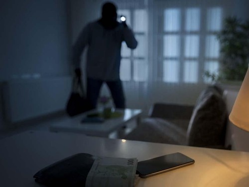 intrusion of a burglar in a house inhabited