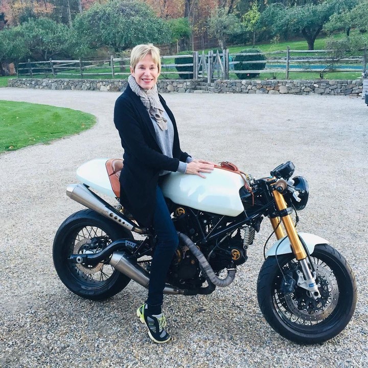 Wah, keberanian sang ibu untuk mencoba hal baru, seperti naik motor sampai bikin Ryan Reynolds bangga di Hari Ibu ini. (Foto: Instagram @vancityreynolds)