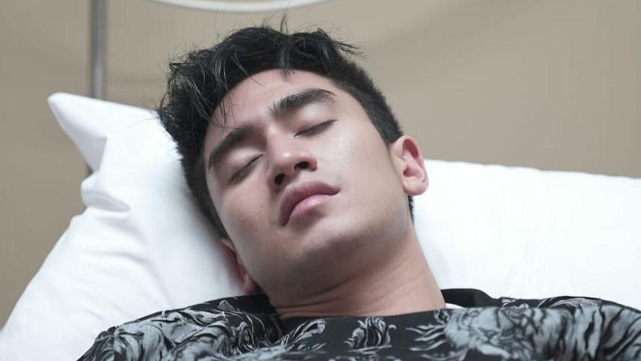 Verrell Bramasta terlihat terbaring di rumah sakit Pondok Indah, Jakarta.