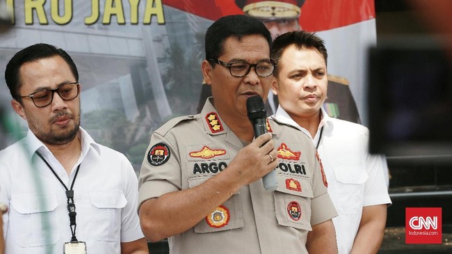 Penyelundupan sabu pesanan Umar Ohoitenen alias Umar Kei ke dalam sel tahanan Polda Metro Jaya dilakukan dengan menyembunyikan paket di dalam kaleng biskuit.