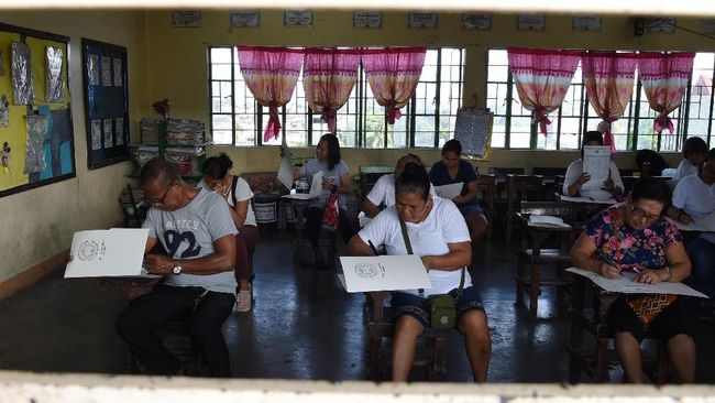 Granat Meledak di Sejumlah TPS Pemilu Filipina, 9 Orang Jadi Korban Kepolisian menuturkan serangkaian serangan granat itu terjadi pada Minggu (8/5) malam di Datu Unsay, Pulau Mindanao, wilayah Filipina yang bergolak.