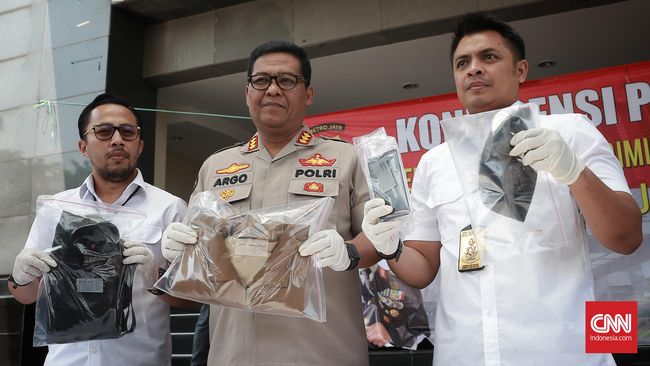 Kerancuan Tafsir Status Jokowi Direktur ICJR Erasmus Abraham Todo Napitupulu berpendapat, polisi salah dalam menerapkan pasal makar terhadap orang yang dituduh menghina presiden.