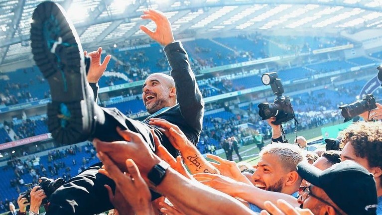 Selebrasi Manchester City Saat Raih Gelar Juara Liga Inggris Galeri Foto perayaan Manchester City usai mengalahkan Liverpool dalam perebutan gelar juara Liga Inggris 2018-2019.