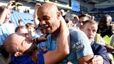 FOTO: Manchester City Tim Terhebat di Inggris Manchester City resmi jadi tim terhebat di Inggris musim ini. Simak foto perayaan gelar The Citizens di sini.