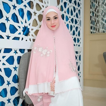 Unggah Potret Kenakan Gamis, Celine Evangelista Didoakan Mualaf