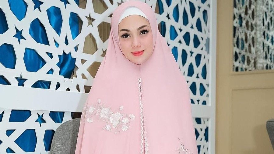 Sempat mengenakan pakaian syar'i, Celine Evangelista disangka telah menjadi mualaf.