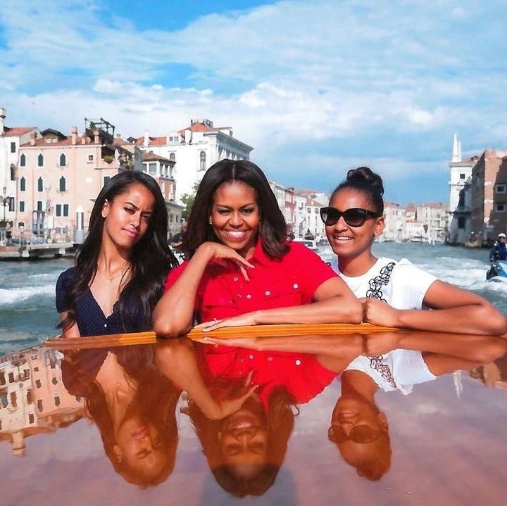<p>Ini waktu Michelle bersama Malia dan Sasha berlibur ke Venice, Italia. Kompak banget ya ibu dan anak ini? (Foto: Instagram @michelleobama)</p>