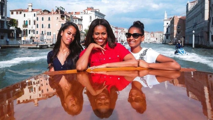 Michelle Obama utarakan pendapatnya soal parenting ayah dan ibu yang dipandang berbeda oleh banyak orang.