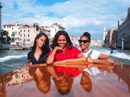 7 Potret Manis Michelle Obama Bersama Kedua Putri Cantiknya