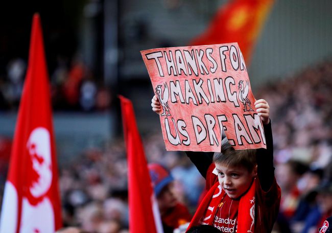 Liverpool (Mungkin) Tak Ingin Juara Liga Inggris Trofi Liga Primer Inggris kembali lepas dari genggaman Liverpool. Mungkin gelar Liga Primer Inggris tidak pernah diinginkan The Reds.