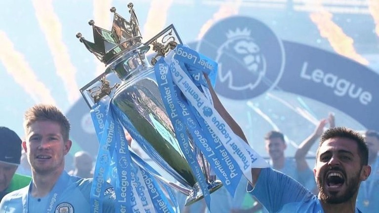 Selebrasi Manchester City Saat Raih Gelar Juara Liga Inggris Galeri Foto perayaan Manchester City usai mengalahkan Liverpool dalam perebutan gelar juara Liga Inggris 2018-2019.