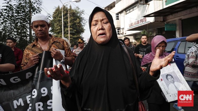 Keluarga korban tragedi Mall Klender enggan meratap karena mereka memilih untuk mengingatkan pemerintah soal penuntasan kasus yang tertunda selama 21 tahun itu.