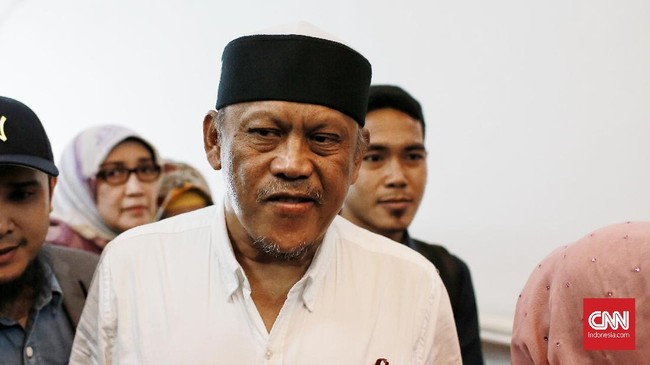 Polisi memperpanjang masa penahanan Eggi Sudjana karena alasan pemberkasan yang belum rampung. Bila tak diperpanjang, Eggi akan bebas demi hukum.