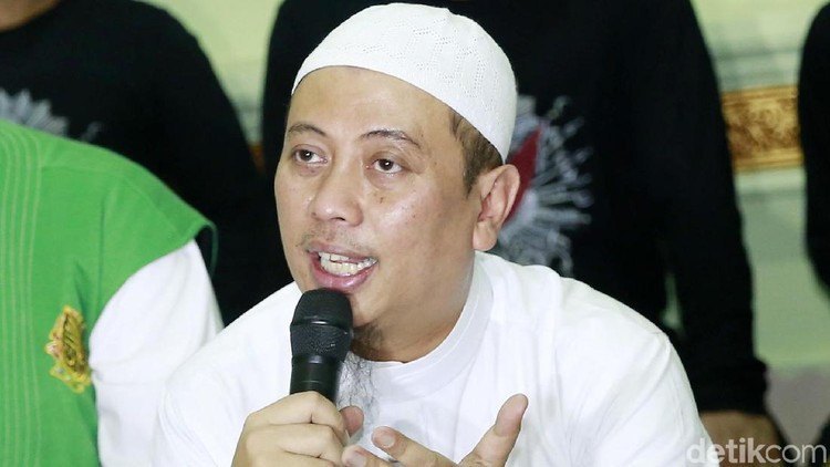 Setelah bercerai dari istri pertamanya, istri kedua Opick meninggal. Setelah menikah lagi, Opick belajar mati saat kangen dengan anak.