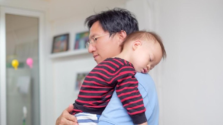Anak bayi yang menangis terus menerus bikin Bunda gelisah kan. Nomor 9 menarik dicoba nih.