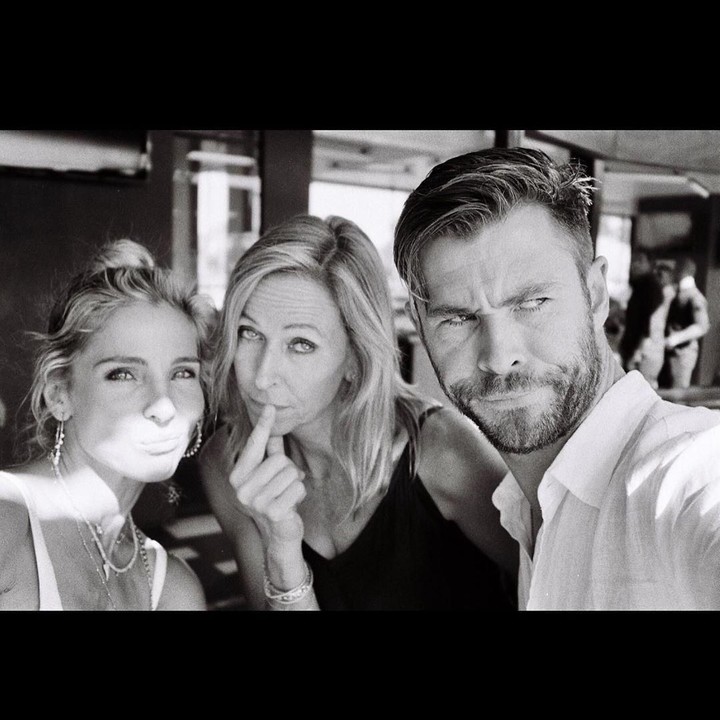 Pemeran Thor di <em>Avenger: Endgame</em>, Chris Hemsworth enggak mau ketinggalan mengucapkan selamat Hari Ibu pada istri dan ibunya. (Foto: Instagram @chrishemsworth)