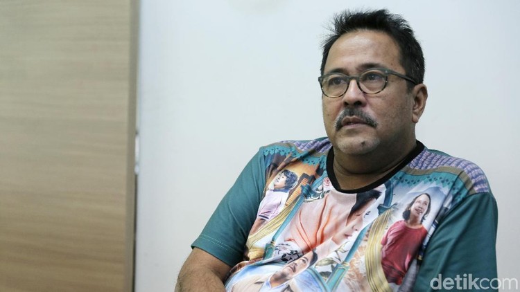 Dukungan dan bantuan sang istri jadi motivasi Rano Karno menyelesaikan naskah 'Si Doel The Movie 2'.