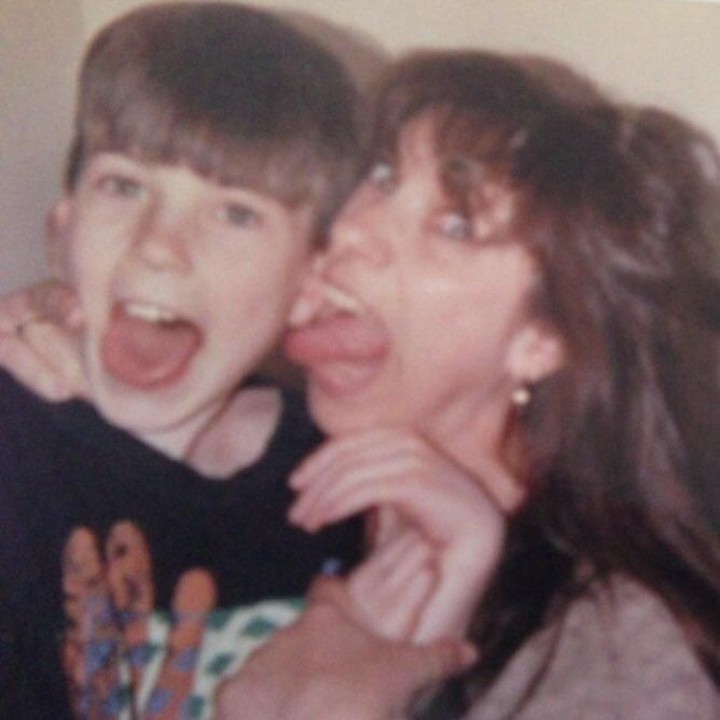 Throwback masa kecil dengan sang ibu, Chris Evans ucapkan, "Happy Mother’s Day." (Foto: Twitter @ChrisEvans)<br /><br />