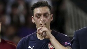 Mesut Ozil Diadang Perampok Berpisau di London