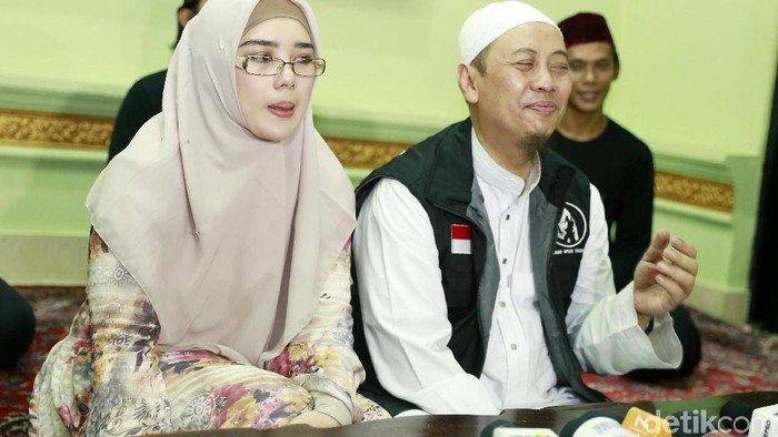 Opick dan istri, Bebi Silvana saat ditemui di kediamannya di Pulo Gebang, Jakarta Timur.